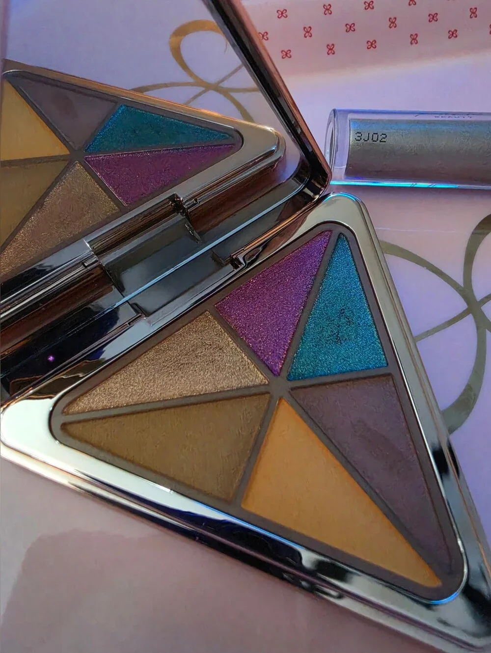 2 Pack: 1 Eyeshadow Palette & 1 Liquid Eyeshaow